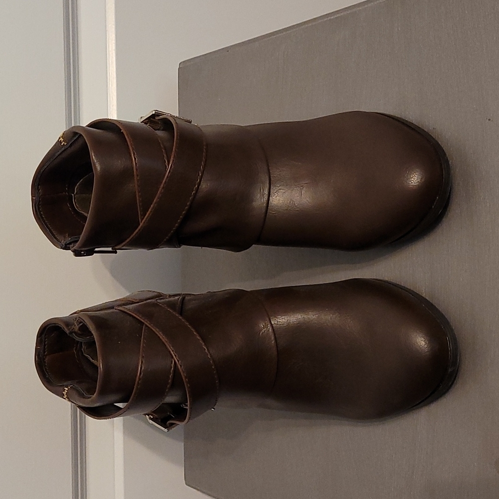 Thalia Sodi Tully brown ankle booties